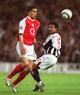 Images Dated 3rd December 2005: Robin van Persie (Arsenal) Kieran Richardson (WBA)