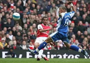 Arsenal v Reading 2007-8 Collection: Robin van Persie (Arsenal) Liam Rosenoir (Reading)