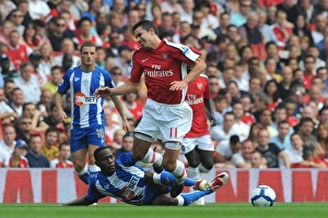 Arsenal v Wigan Athletic 2009-10 Collection: Robin van Persie (Arsenal) Maynor Figueroa (Wigan)