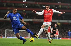 Robin van Persie (Arsenal) Sylvain Distin (Everton). Arsenal 2: 1 Everton