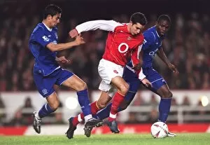 Images Dated 2nd December 2005: Robin van Persie (Arsenal) Tim Cahill and Yoseph Yobo (Everton)