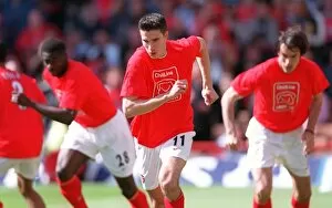 Images Dated 2nd December 2005: Robin van Persie (Arsenal) warms up in a Childline shirt. Arsenal 3: 1 Liverpool