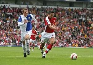 Blackburn Rovers v Arsenal 2008-9 Collection: Robin van Persie breaks past Stephen Warnock to score