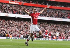 Images Dated 31st October 2009: Robin van Persie celebrates scoring the 3rd Arsenal goal