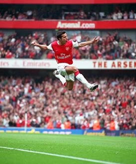 Arsenal v Sunderland 2007-8 Collection: Robin van Persie celebrates scoring Arsenals 1st goal from free kick