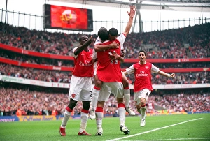 Arsenal v Sunderland 2007-8 Collection: Robin van Persie celebrates scoring Arsenals 3rd goal his 2nd with Theo Walcott