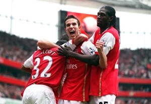 Arsenal v Sunderland 2007-8 Collection: Robin van Persie celebrates scoring Arsenals 3rd goal his 2nd with Theo Walcott