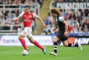 Robin van Persie Outmaneuvers Fabricio Coloccini: Newcastle United vs. Arsenal, Premier League 2011-12