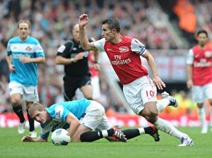 Images Dated 16th October 2011: Robin van Persie Outmaneuvers Michael Turner: A Pivotal Moment in Arsenal's 2011-12 Premier League