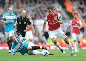 Robin van Persie Outmaneuvers Michael Turner: Arsenal's Star Striker Scores Past Sunderland Defender, 2011-12 Premier League