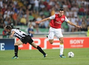 Images Dated 24th August 2011: Robin van Persie Outmaneuvers Neuton: Arsenal's Star Forward in Action against Udinese