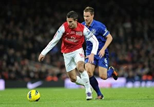 Images Dated 10th December 2011: Robin van Persie Outmaneuvers Phil Jagielka in Arsenal vs. Everton Premier League Clash