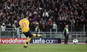 Robin van Persie scores for Arsenal from the penalty