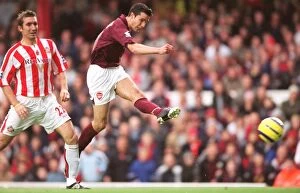 Arsenal v Sunderland 2005-6 Collection: Robin van Persie scores Arsenals 1st goal under pressure from Alan Stubbs