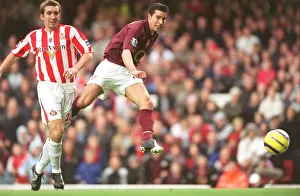van Persie Robin Collection: Robin van Persie scores Arsenals 1st goal under pressure from Alan Stubbs