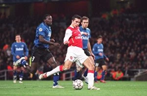 Images Dated 21st November 2006: Robin van Persie scores Arsenals 1st goal
