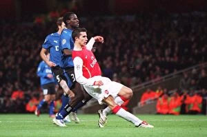 Images Dated 21st November 2006: Robin van Persie scores Arsenals 1st goal