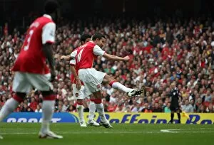 Images Dated 7th October 2007: Robin van Persie scores Arsenals 1st goal