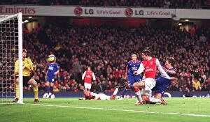 Images Dated 21st January 2007: Robin van Persie scores Arsenals 1st goal pass Edwin van der Sar
