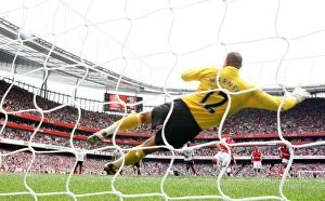 Arsenal v Fulham 2007-8 Collection: Robin van Persie scores Arsenals 1st goal from the penalty spot past Tony Warner