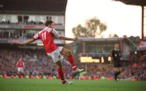 Images Dated 2nd December 2005: Robin van Persie scores Arsenals 2nd goal. Arsenal 2: 2 Southampton