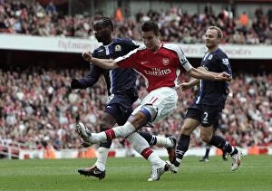 Images Dated 4th October 2009: Robin van Persie scores Arsenals 2nd goal under pressure