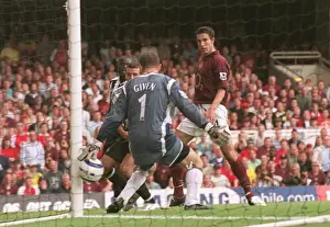 Robin van Persie scores Arsenals 2nd goal past Shay Given (Newcastle)
