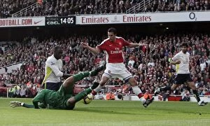 Images Dated 31st October 2009: Robin van Persie scores Arsenals 3rd goal his 2nd