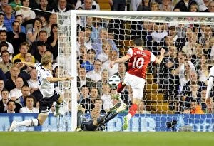 Images Dated 20th April 2011: Robin van Persie scores Arsenals 3rd goal past Heurelho Gomes and Michael Dawson