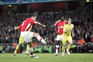 Arsenal v Villarreal 2008-09 Collection: Robin van Persie scores Arsenals 3rd goal from the penalty spot
