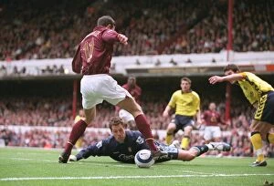 Images Dated 3rd April 2006: Robin van Persie scores Arsenals 4th goal under pressure from Thomas Sorensen