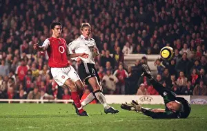 Robin van Persie scores Arsenals 5th goal past Espen Johnsen (Rosenborg)