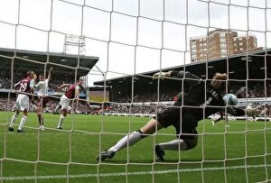 Images Dated 1st October 2007: Robin van Persie scores Arsenals goal past Rob Green (West Ham)