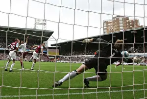 Robin van Persie scores Arsenals goal past Rob Green (West Ham)