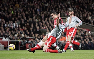 Robin van Persie scores Arsenals goal under pressure