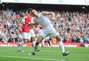 Images Dated 16th October 2011: Robin van Persie Scores Arsenal's Second Goal vs. Sunderland (2011-12)