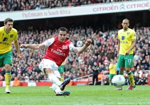 Images Dated 5th May 2012: Robin van Persie Scores Double: Arsenal vs Norwich City, Premier League 2011-12