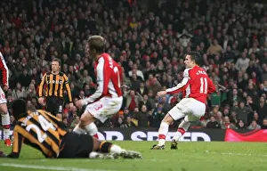 Robin van Persie shoos past Hull City goalkeeper Boaz