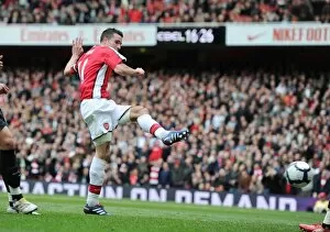 Images Dated 9th May 2010: Robin van Persie shoots past Fulham goalkeeper Mark Schwarzer to score the 2nd Arsenal goal