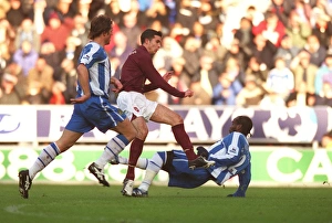 Images Dated 21st November 2005: Robin van Persie shoots past Pascal Chimbonda (Wigna) to score Arsenals 1st goal