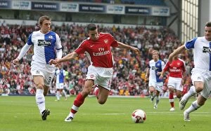 Blackburn Rovers v Arsenal 2008-9 Collection: Robin van Persie shoots past Ryan Nelson to score the