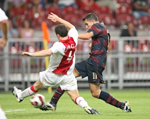 Ajax v Arsenal 2007-8 Gallery: Robin van Persie shoots past Thomas Vermaelen to score the Arsenal goal