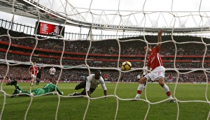 Robin van Persie shoots past Tottenhmam goalkeeper Robin van Persie shoots past Tottenhmam goalkeeper