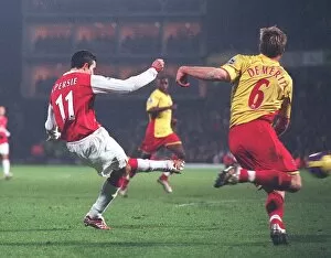 Watford v Arsenal Collection: Robin van Persie shoots past Watford goalkeeper Ben Foster the score the 2nd Arsenal goal