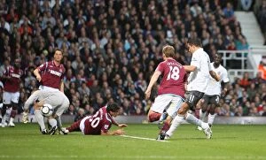 West Ham United v Arsenal 2009-10 Collection: Robin van Persie shoots past West Ham goalkeeper Robert