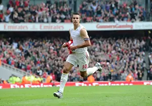 Arsenal V Sunderland 2011-12 Prints: Robin van Persie's Brace: Arsenal's Thrilling 2-1 Victory Over Sunderland in the Premier League