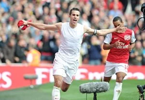 Images Dated 16th October 2011: Robin van Persie's Brace: Arsenal's Victory Over Sunderland (2011-12)