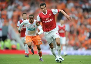 Robin van Persie's Dominance: Arsenal Crushes Blackpool 6-0