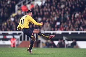 Images Dated 30th November 2006: Robin van Persie's Epic Free Kick: Arsenal's 2:1 Victory Over Fulham, FA Premiership, 2006