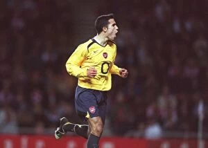 Images Dated 26th October 2005: Robin van Persie's Penalty: Arsenal's Dominance over Sunderland in Carling League Cup (3-0)